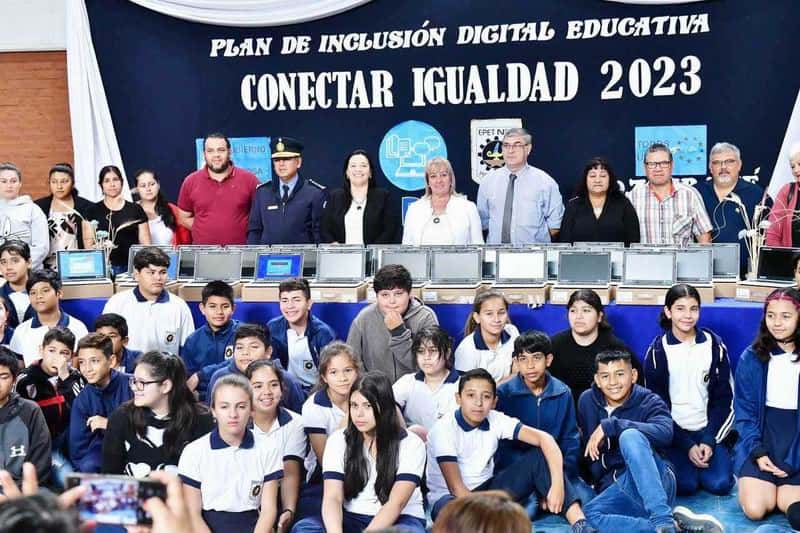 Satisfacción en Pirané por la entrega 
de netbooks a estudiantes secundarios