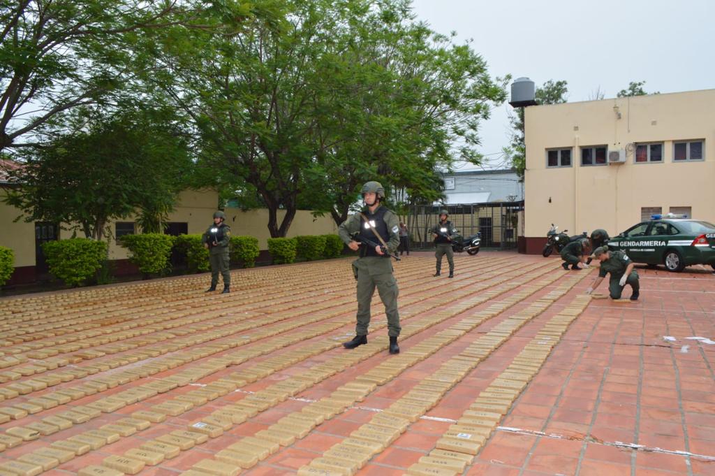 Impresionante operativo de Gendarmería sobre un camión que llevaba marihuana