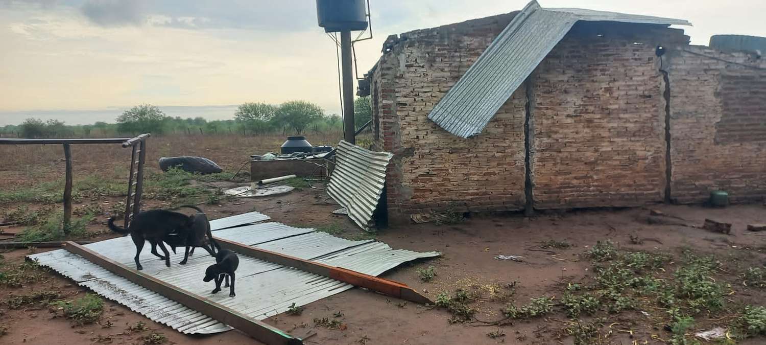Un tornado afectó la zona sur de Perín causando graves daños materiales