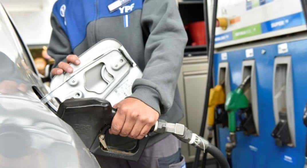 Los precios de las naftas y el gasoil aumentaron 7,5% este sábado en todo el país