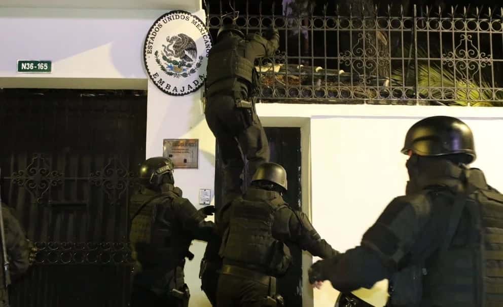 La Policía de Ecuador irrumpió en la embajada de México en Quito
