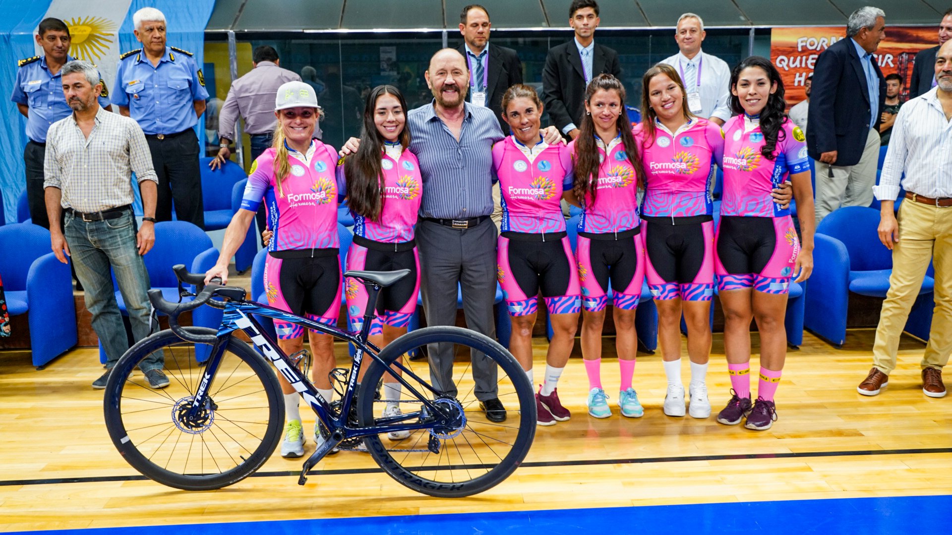 Con 102 ciclistas, inició la Vuelta Formosa Femenina Internacional