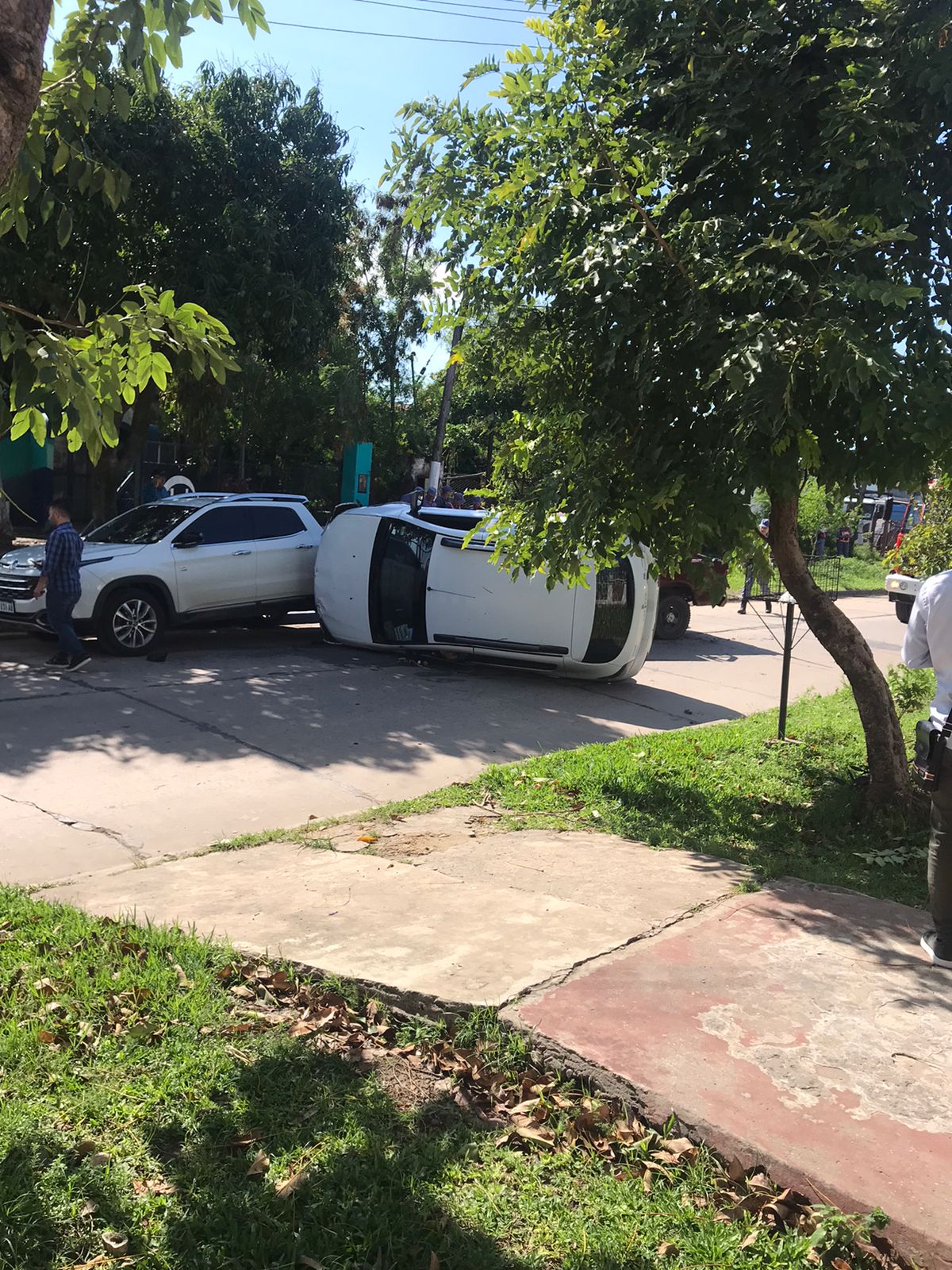Un nuevo accidente en Formosa: un auto quedó tumbado en plena calle