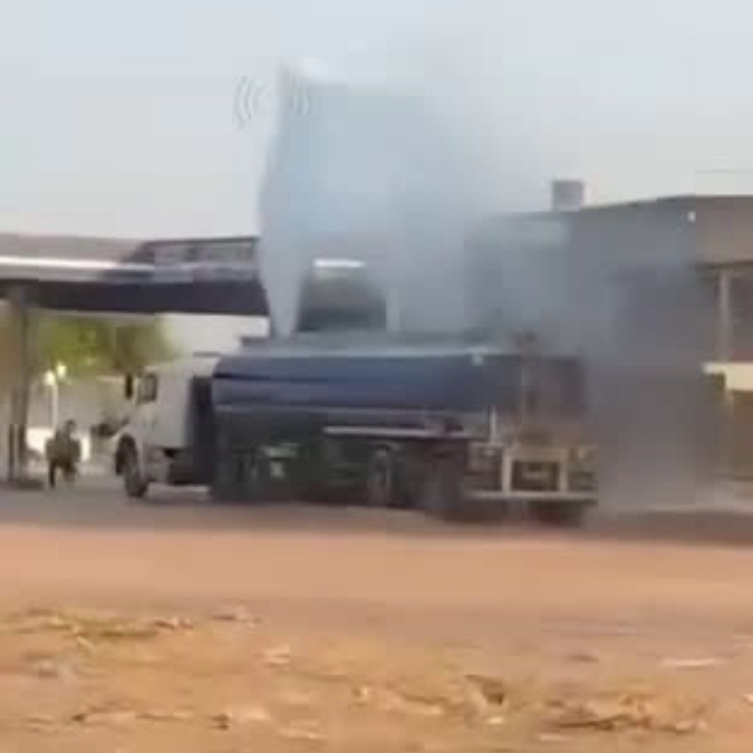 Un camión cisterna derramó combustible en una estación de servicio ...