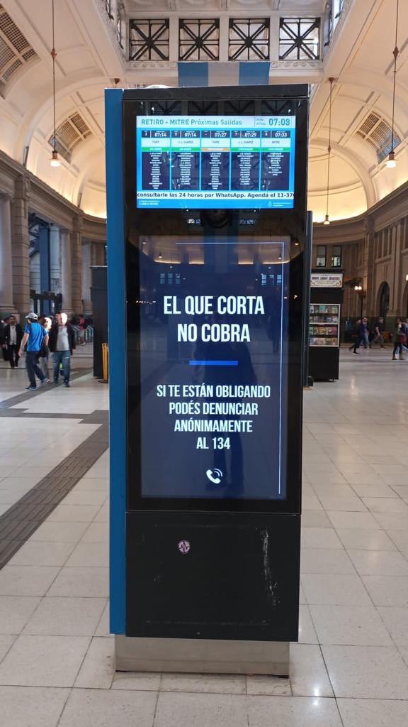"El que corta no cobra": colocaron carteles con advertencias a los piqueteros en la terminal de trenes