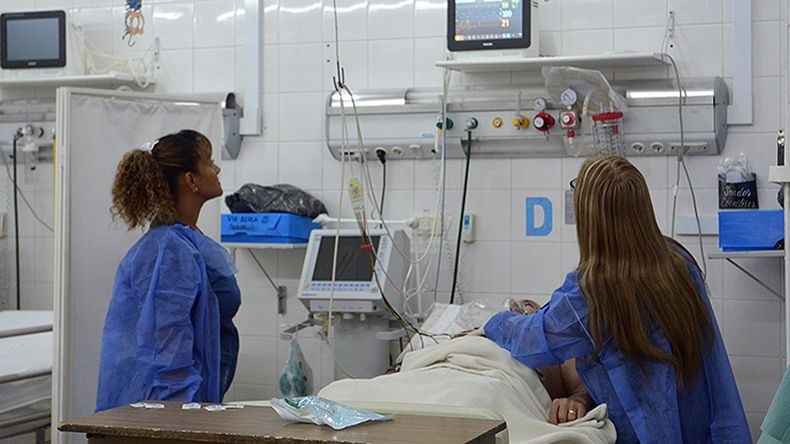 Más provincias analizan cobrarles a los extranjeros la atención en hospitales públicos