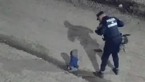Policías rescataron a un bebé que gateaba solo por la calle en plena madrugada